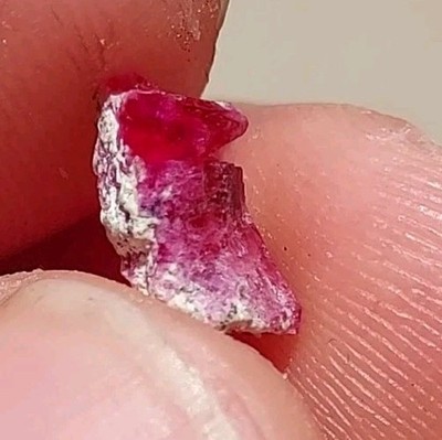VIBRANT GEM DT RED BERYL / BIXBITE FROM UTAH, USA