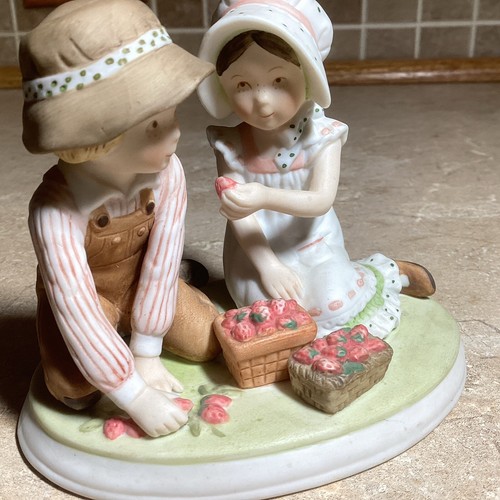 HOLLY HOBBIE & ROBBY FIGURINE PRECIOUS MOMENTS SWEET JOYS 1980 BERRIES -4” Tall - Picture 2 of 5
