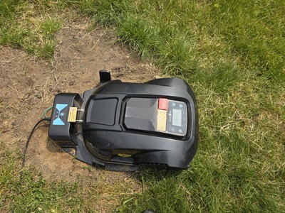 Robot Lawn Mower E1800T (needs Repair)