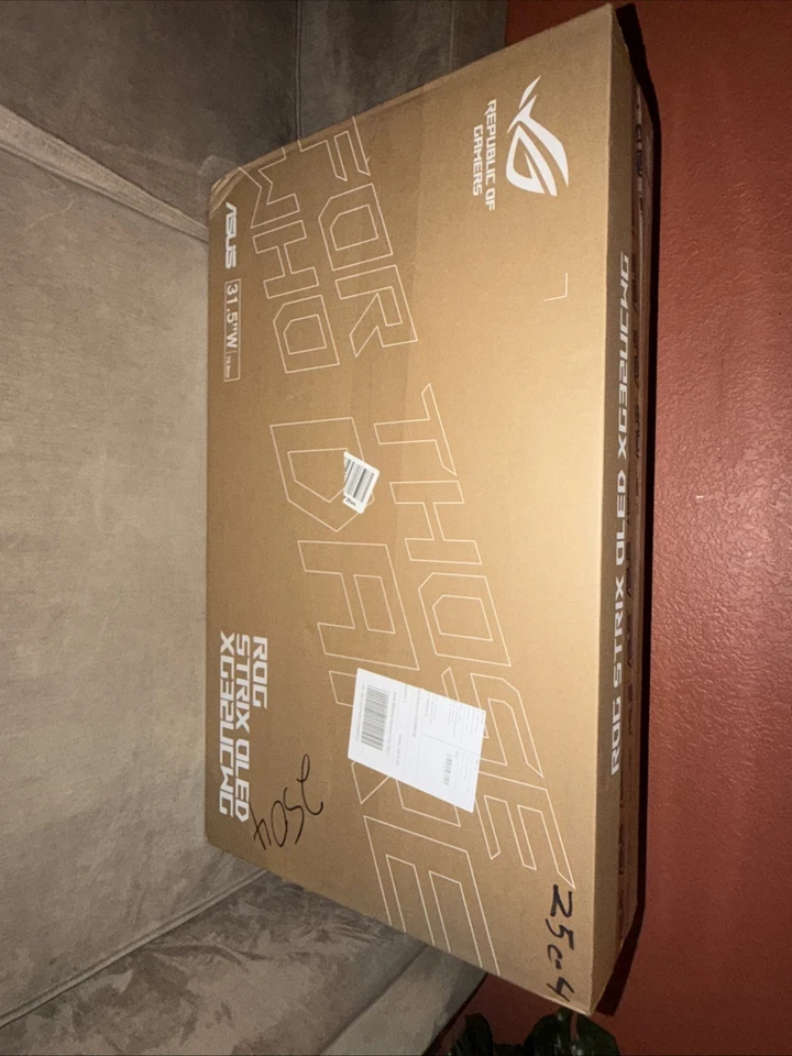 ASUS ROG Strix OLED XG32UCWMG 32" 4K 240 Hz OLED 0.03ms Dual Mode Gaming Monitor - Image 3 of 4