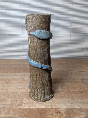 Handgefertigte Studiokeramik Baumstamm Vase aufgerollt blau Schlangenblätter rustikal Wald