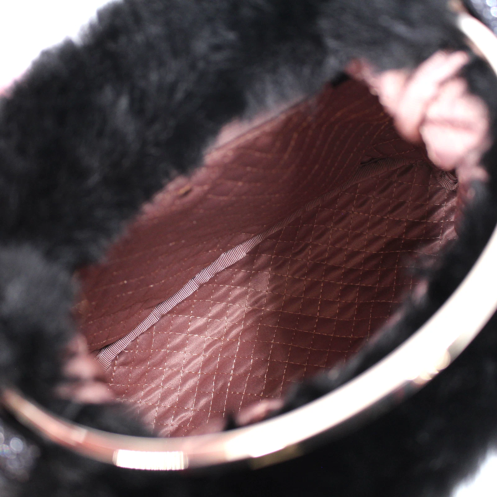 Borsa Kate Spade Betty Swag nera pelliccia sintetica manico ad anello borsetta logo invernale