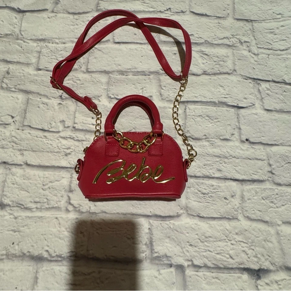 Mini Cartera Bandolera Bebe Rosa Fucsia con Cadena Dorada y Logo Foto 2 de 4