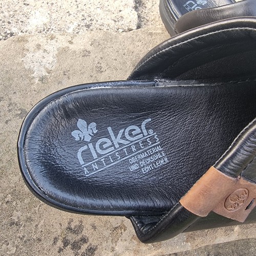 Zuecos de mula Rieker antiestrés de cuero negro para mujer Reino Unido 8 flexibles cómodos sin cordones - Imagen 4 de 12
