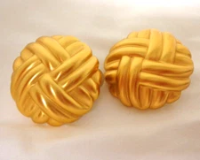VTG CROSS HATCH BASKETWEAVE LARGE GOLD TONE EARRINGS CLIP 1980S MARKED W AN O