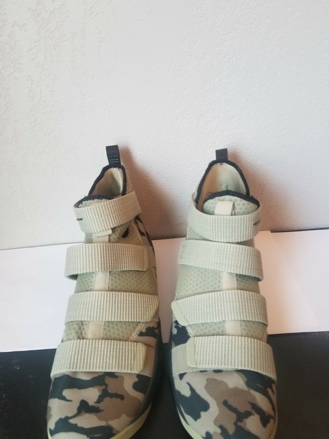 nike lebron camo shoes