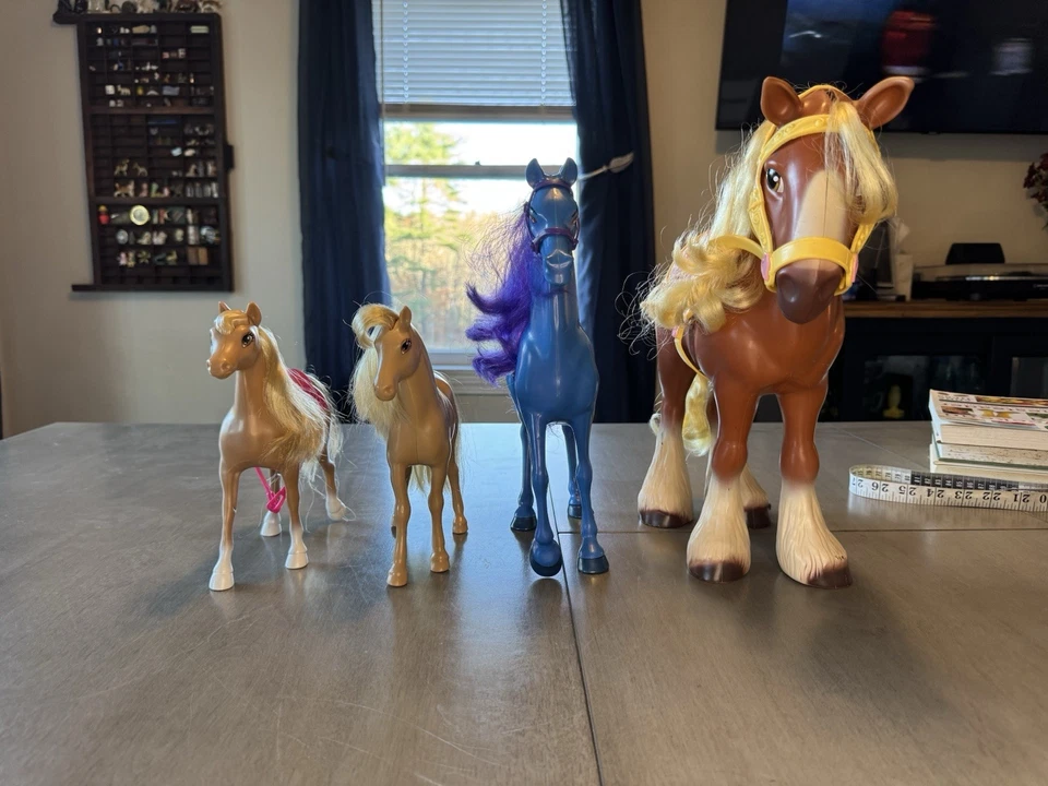 Lote de 4 caballos de juguete surtidos - Disney Philippe, Monster High Nightmare, Barbie Foto 3 de 4