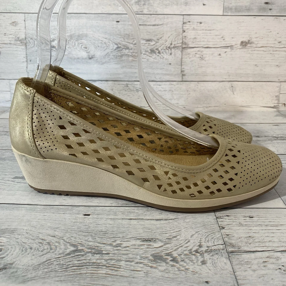 Cuñas Naturalizer Mujer 8 M Dorado Brina Metálico Corte Láser Perforado Informal Foto 4 de 4