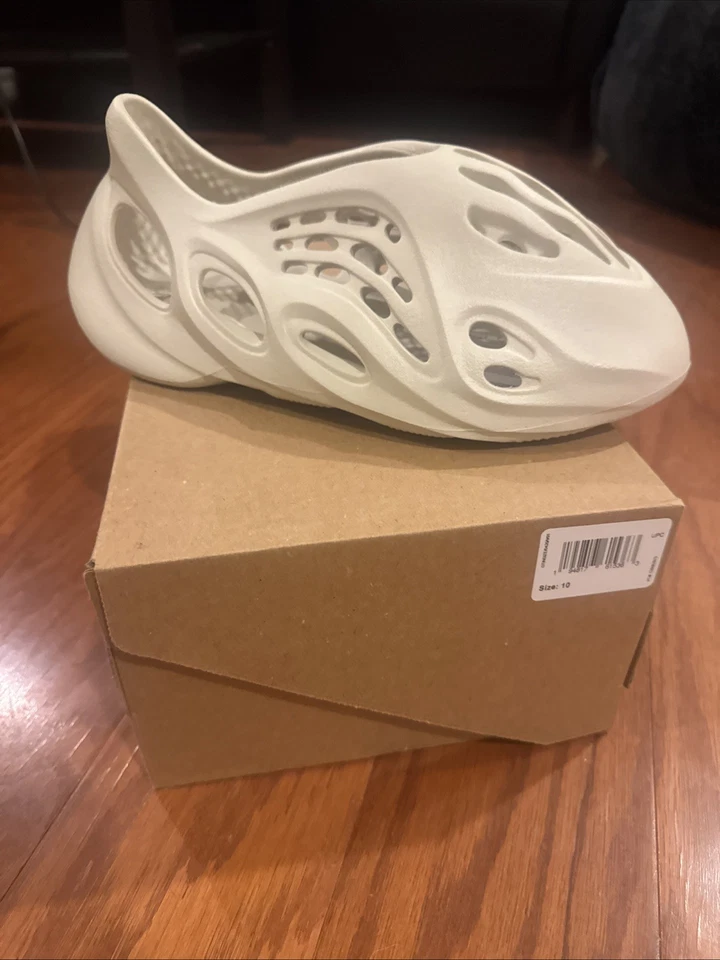 Brand NEW adidas Yeezy Foam Runner Ararat Size 10 - Image 3 of 4