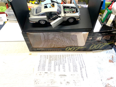 AUTOART .1:18th. JAMES BOND 007. GOLDFINGER. ASTON MARTIN DB5. TRICK BITS.BOXED