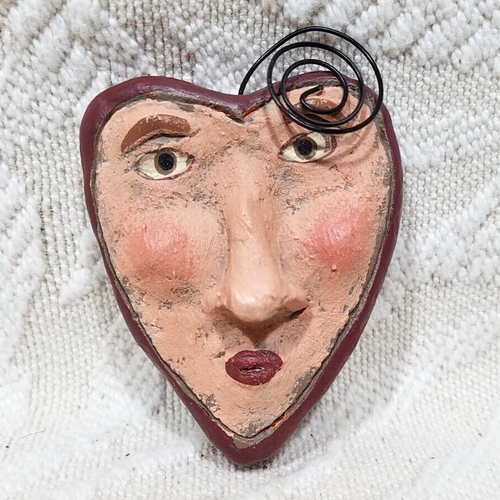 VINTAGE PRIMITIVE FOLK ART STYLE 3D FACE HEART SHAPED ORNAMENT 2.5” - 第 1/9 張圖片