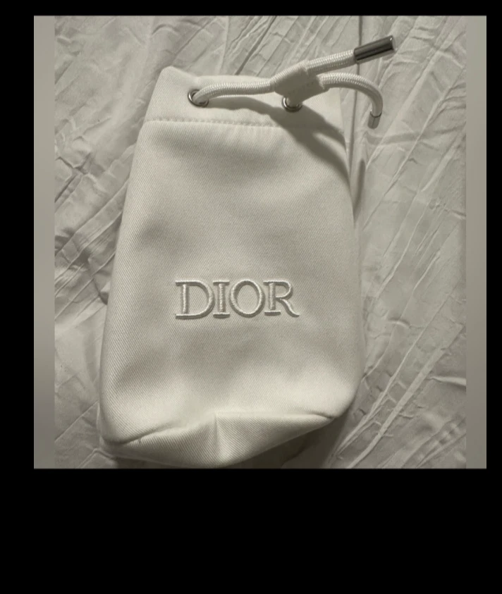 Authentique pochette seau à maquillage neuve Dior blanche à cordon logo