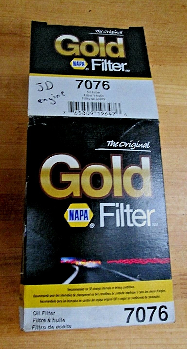 NAPA / JOHN DEERE (1) AIR FILTER P/N 6671 (1) OIL FILTER P/N 7076