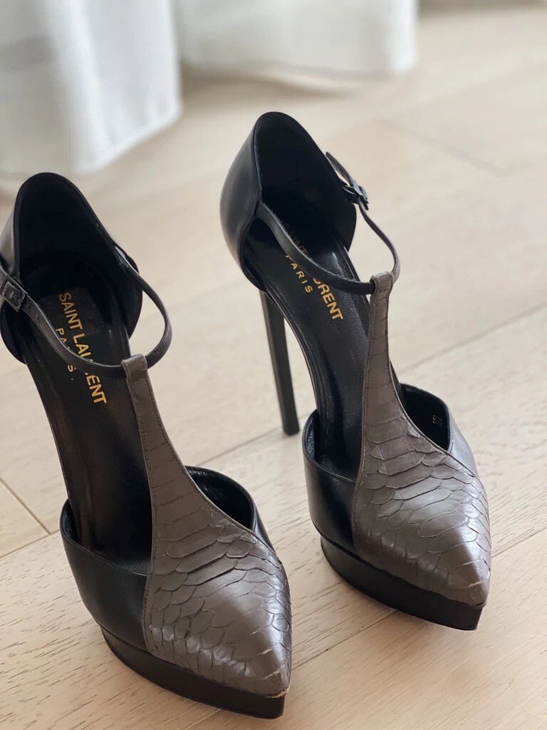 Décolleté a punta Saint Laurent pelle di serpente accento cinturino a T (TAGLIA 36 5)