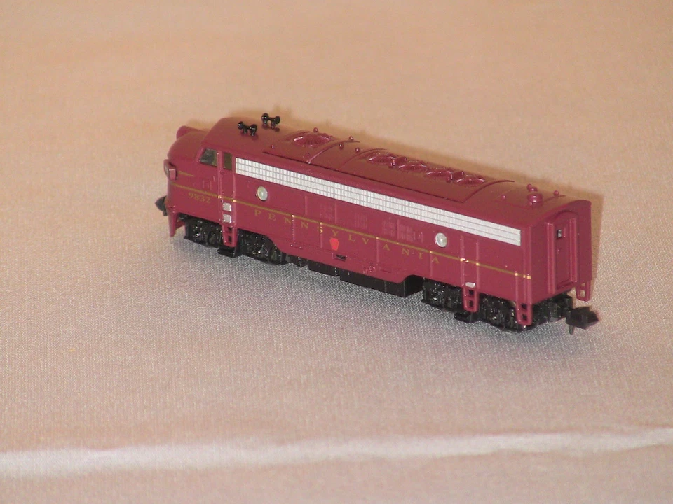 N Scale Model Power 7441 Metal FP7 Locomotive PENNSYLANIA #9832 - Image 4 of 4