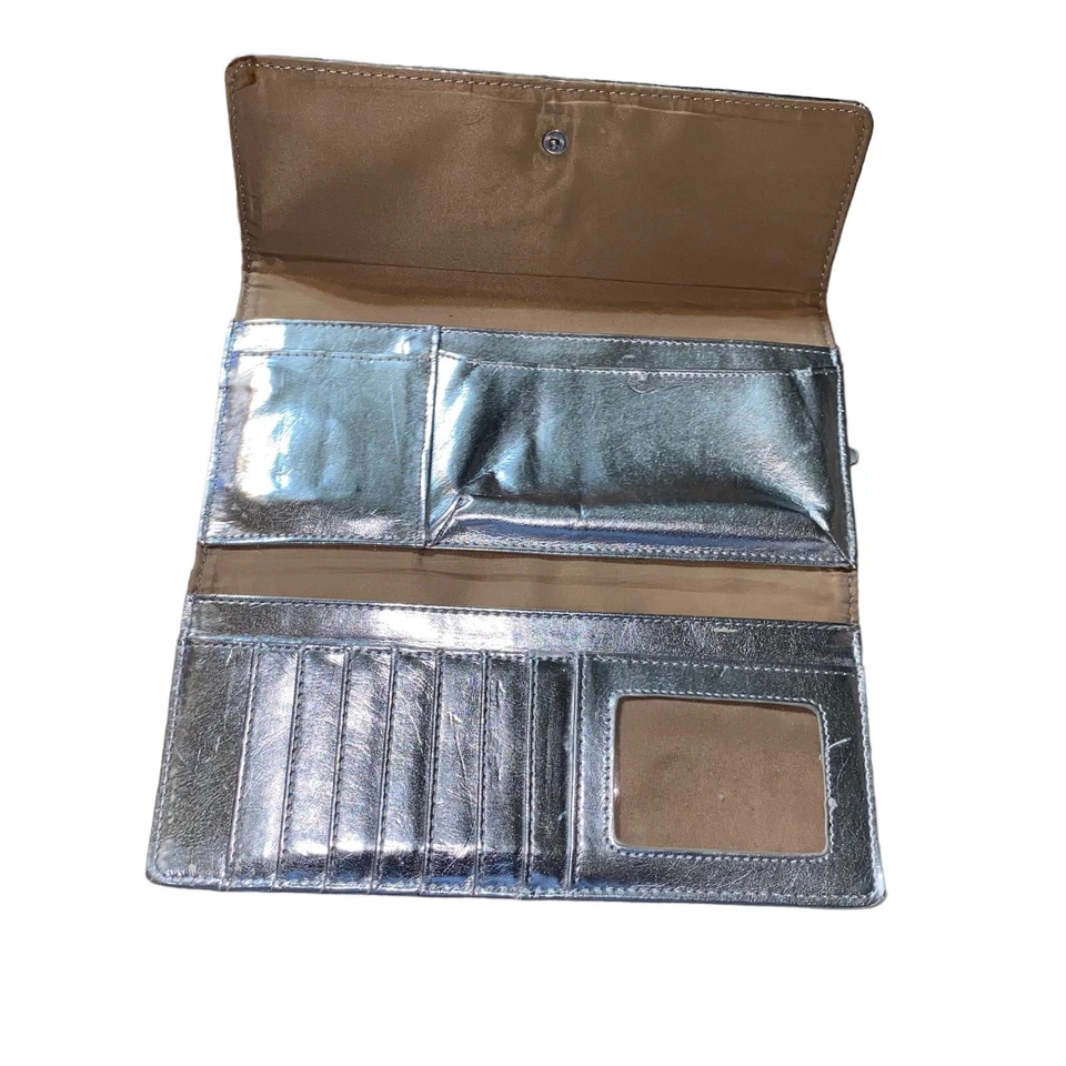 Carteira envelope tríplice metálica prata Nine West com zíper traseiro compartimento - Imagem 2 de 4