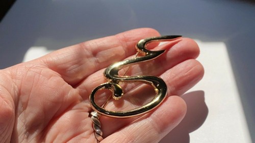 Nuevo Broche Estilista Modernista Tono Dorado Brillante - Imagen 5 de 6