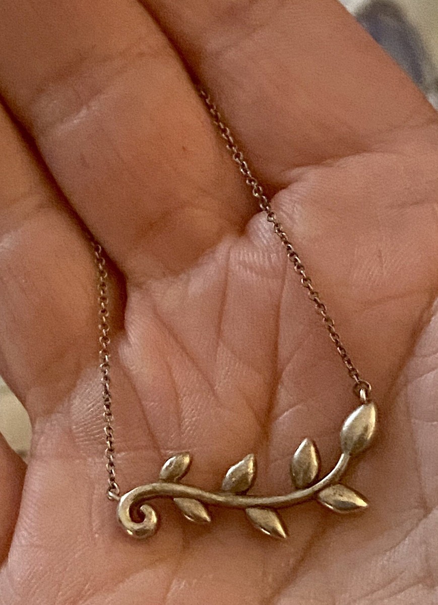 人気♪ Tiffany(ティファニー) Olive Leaf Vine Pendant(送料込) Paloma Picasso® Olive Leaf vine pendant in 18k gold