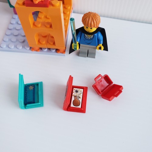 ~Harry Potter Gryffindor Lego Set #4722 Minifigure Manual Cardboard Walls 94% - Picture 9 of 16