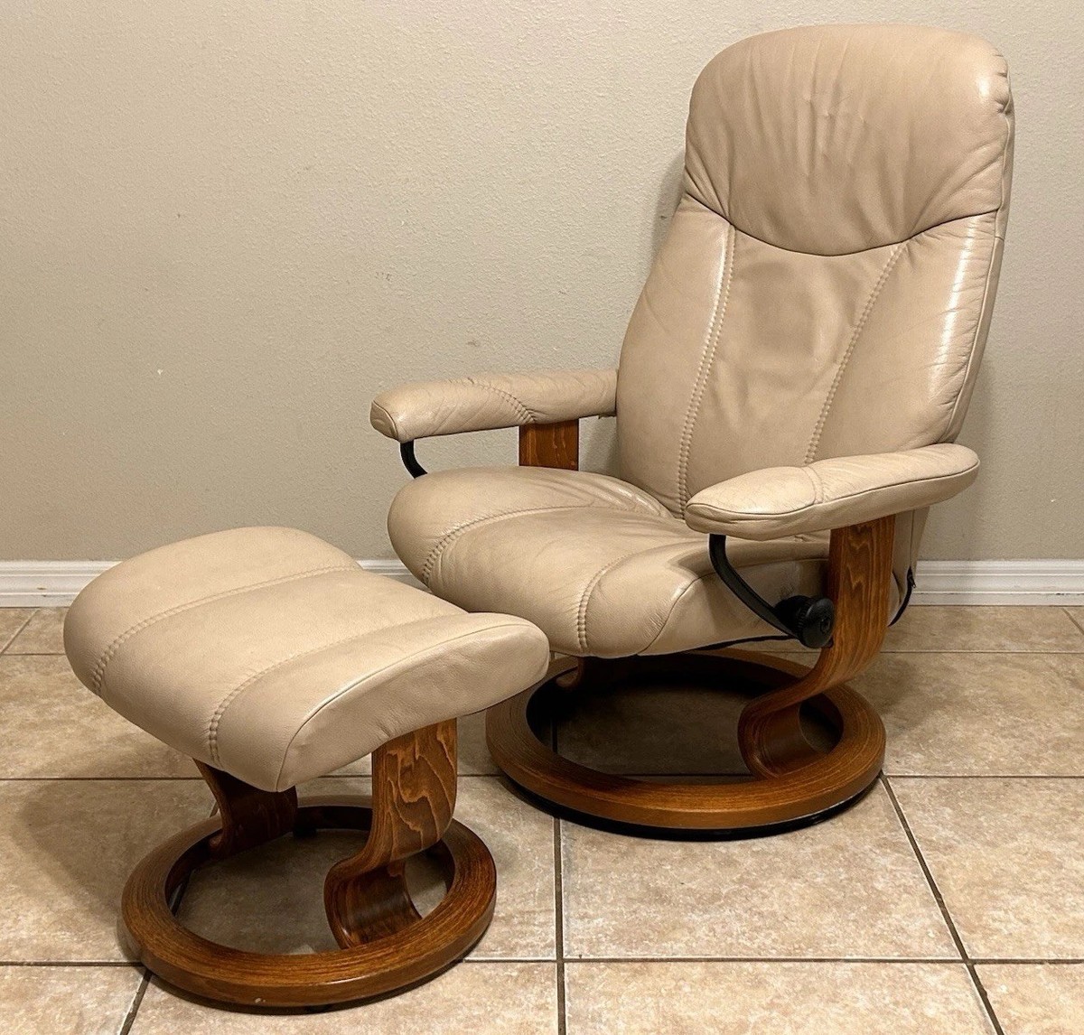 Ekornes Stressless 'Consul' Leather Recliner Chair & Ottoman