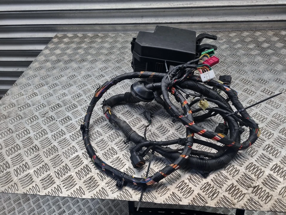 KIA SORENTO UNDER BONNET FUSE BOX & WIRING LOOM 2.2 DIESEL MK2 2010 - 2014 - Image 2 of 4