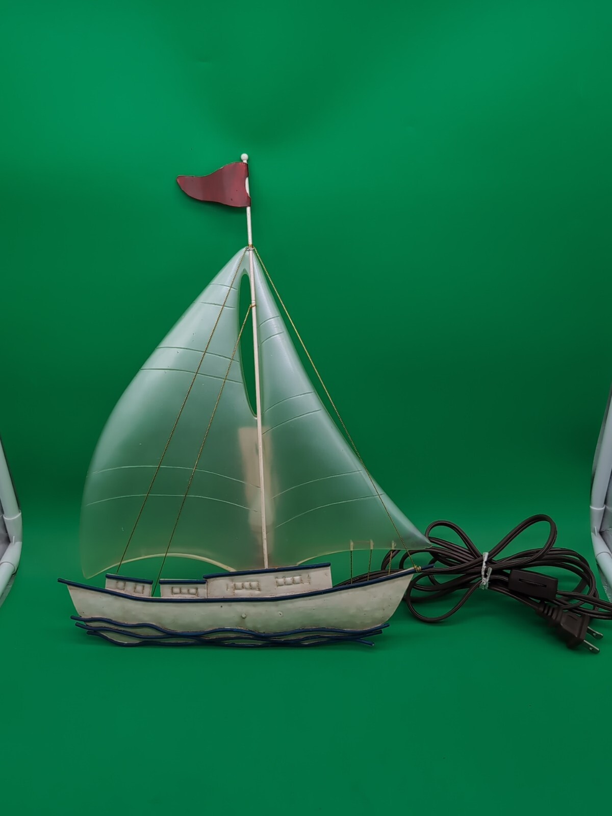 VINTAGE METAL PLASTIC SAILBOAT WALL MOUNT LAMP NAUTICAL NIGHT LIGHT