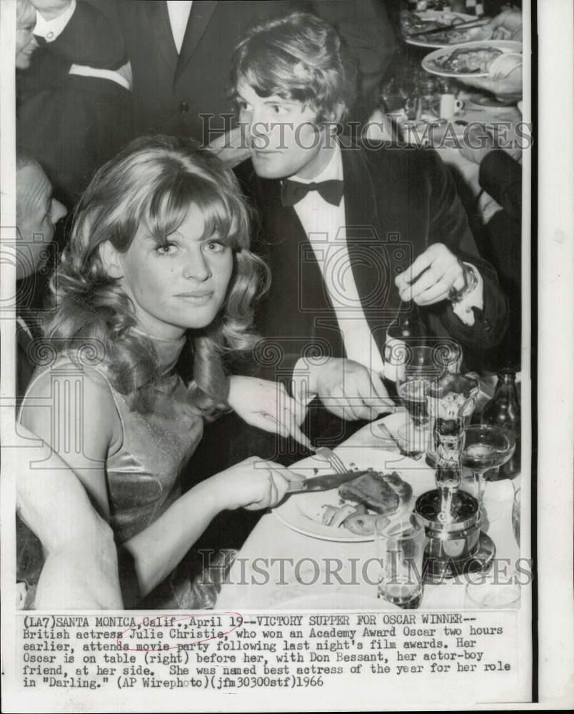 1966 Press Photo Actress Julie Christie celebrating her Oscar in