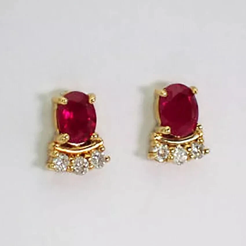 Aretes para mujer de 1,50 quilates corte ovalado simulado rubí rojo enchapados en oro amarillo de 14 quilates Foto 2 de 4