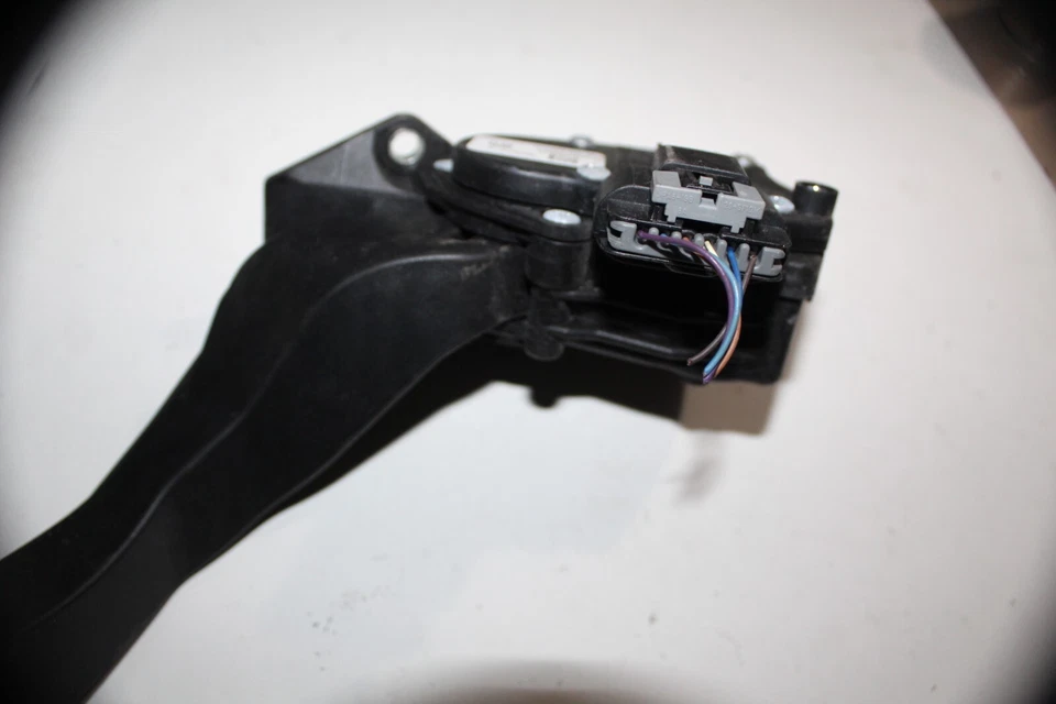 Chevrolet Silverado 2007-2011 acelerador acelerador pedal sensor de posición 25832864 OEM Foto 2 de 3