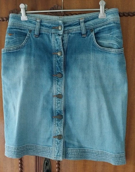 "R M WILLIAMS" ~ BUTTON THROUGH DENIM SKIRT ~ STRETCH COTTON ~ SIZE 10