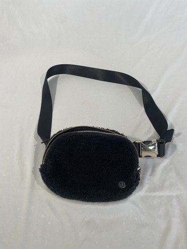 Lululemon schwarz/gold Fleece Everywhere Gürteltasche LARGE - 2L -