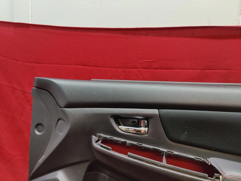 PANEL DE PUERTA INTERIOR PASAJERO DELANTERO DERECHO SUBARU WRX STI 15-21 COSTURAS ROJAS Foto 3 de 4