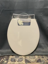 NWT Toilet Seat Slow Closing Essential Home