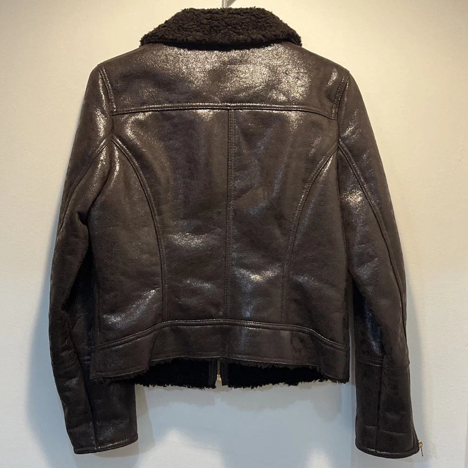 Chaqueta de motocicleta Sean John de piel de oveja sintética para hombre con ribete de sherpa Foto 2 de 4
