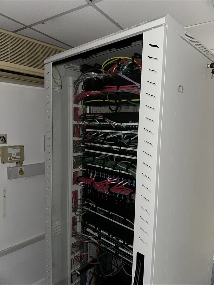 19” Server Network Data Rack Cabinet with Patch Panels, Cabling & Switches - Image 2 of 4