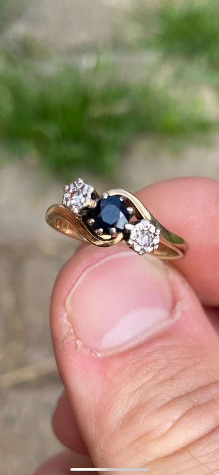 9ct gold Vintage sapphire and diamond trilogy ring - image 3 of 4
