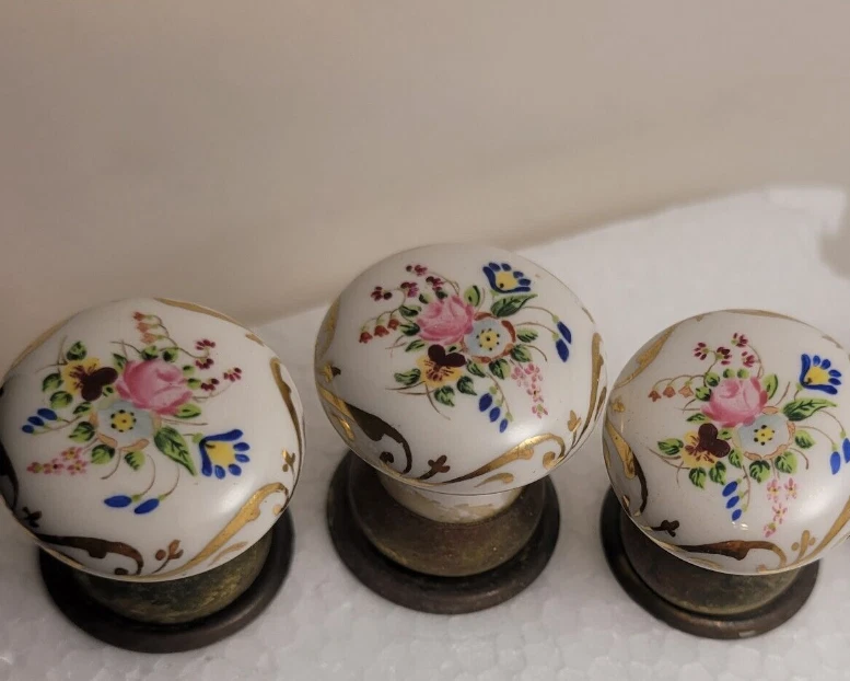 Perillas de cajón de porcelana pintadas a mano vintage decoración latón y flores (6) seis Foto 2 de 4