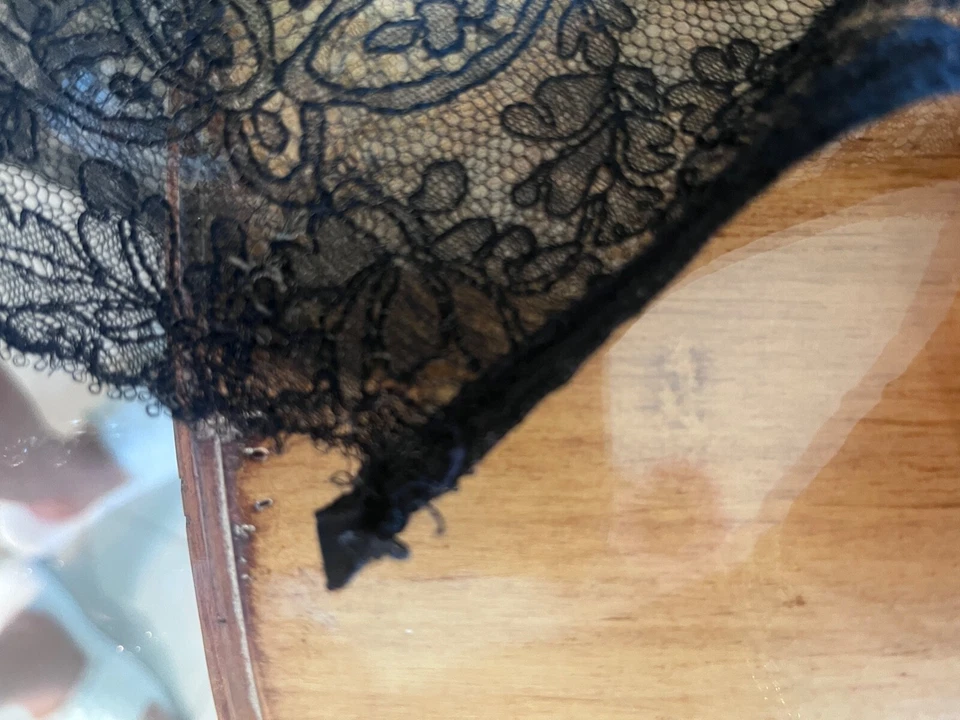 RARE ANTIQUE VICTORIAN CHANTILLY LACE BLACK CAPE SHAWL MUSEUM PIECE - BEAUTIFUL! - Image 3 of 4