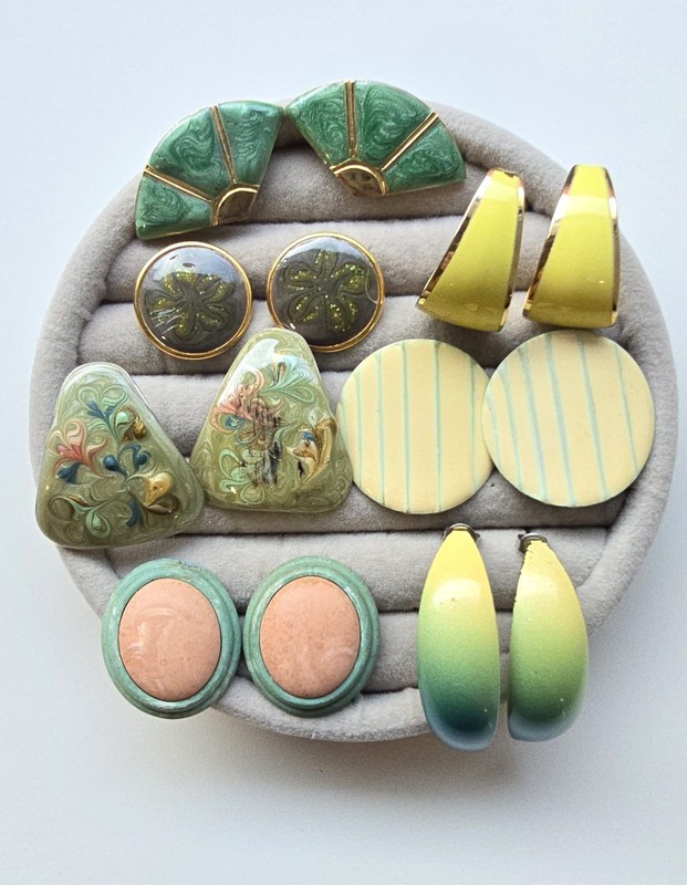 Vtg Retro Earring Mix Lot 70's 80's Geometric Enamel & 1 Lucite Pair Earrings 
