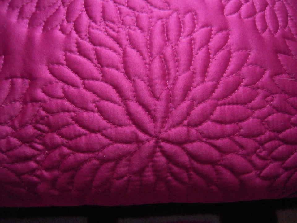 DKNY FRAMBUESA MEZCLA SEDA CON PATRÓN FLORAL ALMOHADA LUMBAR DECORATIVA 22"X10"X5" Foto 3 de 4