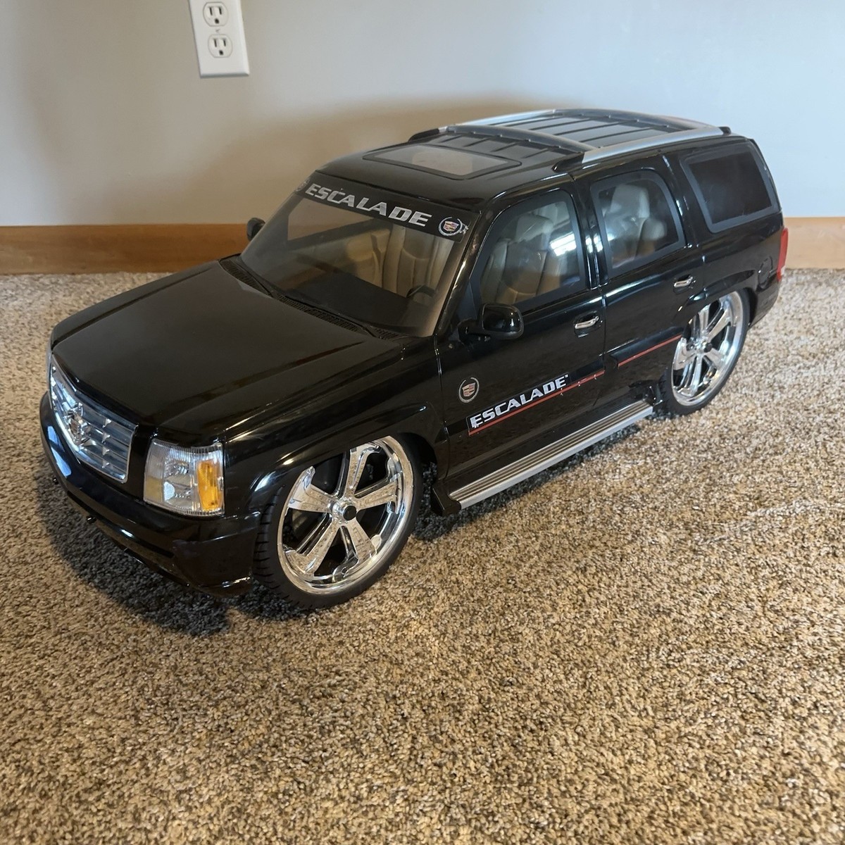 【未使用品】Cadillac Escalade R/C 1/6スケール 65cm New Bright RC 1/6 Scale Cadillac Escalade black Radio
