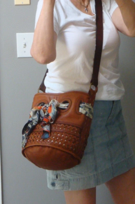 HOLDING HORSES Anthropologie Bolsa Balde de Couro Marrom Tecido Boho Hobo Hippie - Imagem 3 de 4