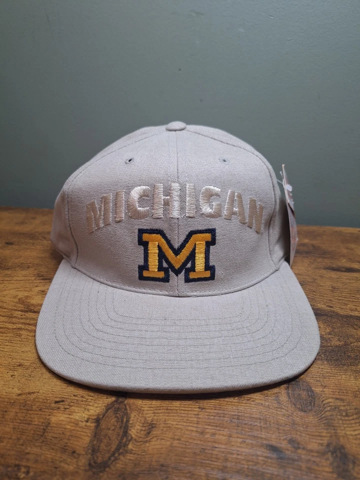 Nuevo con etiquetas Sombrero Vintage Universidad de Michigan, Correa Ajustable Trasera, Aguja Americana Foto 2 de 4