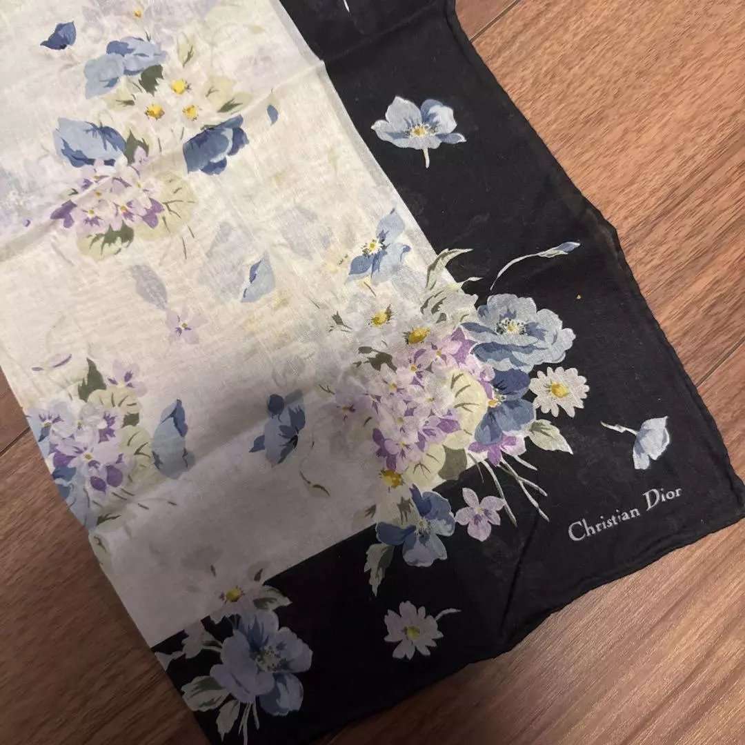 Authentique foulard Christian Dior motif fleurs en soie noir blanc bleu du Japon