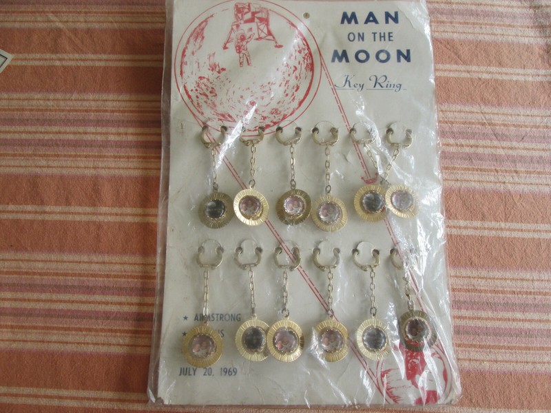 July 20,1969  " Man On The Moon" Commemorative Key Chain Display Sealed 12 Rings