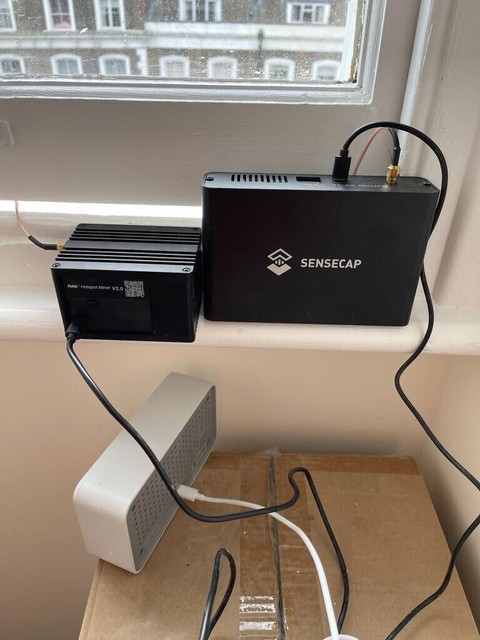 SENSECAP O RAK con minatore hotspot elio 8DBi HNT UE/REGNO UK 868MHZ in mano - USATO XA10468 SENSECAP O RAK con minatore hotspot elio 8DBi HNT UE/REGNO UK 868MHZ in mano - USATO XA10468