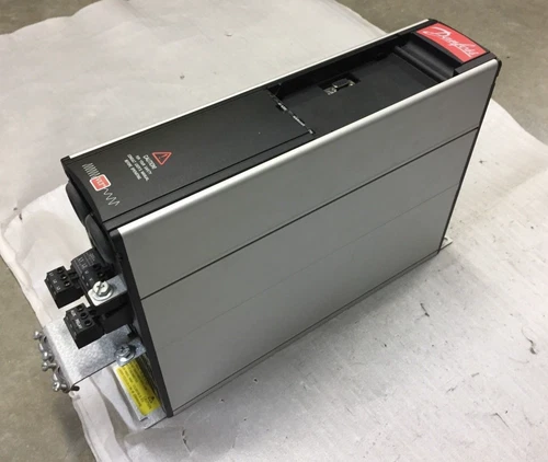 Danfoss VLT5001PT5B20STR3DL   175Z0034  1.7kVA