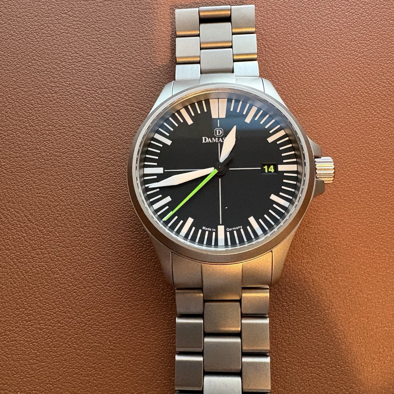 Damasko DS 30 (green) on fully tegemented bracelet image 2