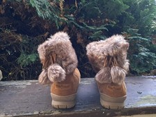 Minnetonka Women  s Boots Winter Fur Booties Size 8 Pom Leather Suede Tan Shoes