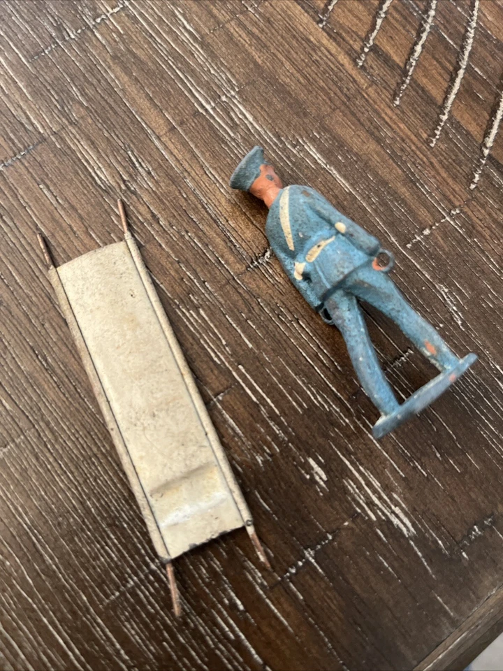 Figuras de soldado de plomo de media luna de colección de preguerra St John’s - camilla militar Foto 2 de 3